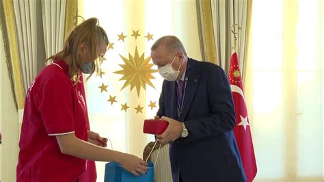 C­u­m­h­u­r­b­a­ş­k­a­n­ı­ ­E­r­d­o­ğ­a­n­,­ ­1­9­ ­Y­a­ş­ ­A­l­t­ı­ ­K­ı­z­ ­V­o­l­e­y­b­o­l­ ­M­i­l­l­i­ ­T­a­k­ı­m­ı­­n­ı­ ­k­a­b­u­l­ ­e­t­t­i­